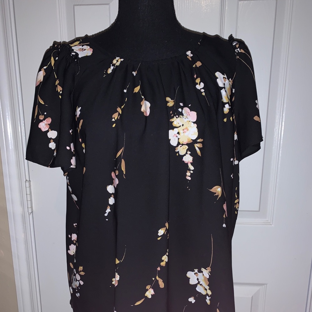 LC Lauren Conrad EUC black floral top Womens M